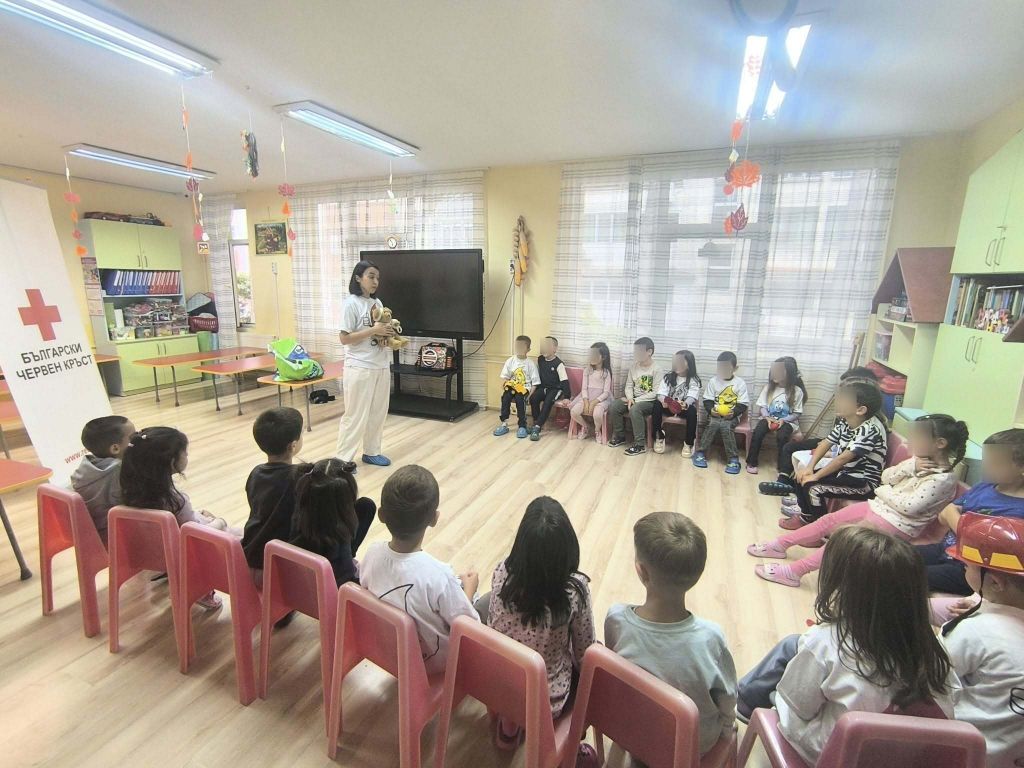 Приказка „Червената капчица“ – едно вълнуващо пътешествие из човешкото тяло - ДГ Радост - Бургас